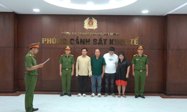 Bắt Giám đốc công ty xuất nhập khẩu có tiếng vì sản xuất giấm ăn từ a-xit công nghiệp