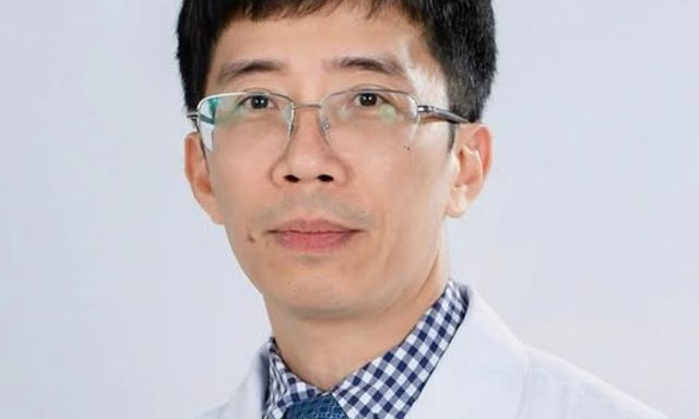Giáo sư HOT nhất MXH cứu người trên máy bay: Là Giám đốc Trung tâm Đột quỵ tại bệnh viện hàng đầu Việt Nam, 49 tuổi được phong hàm GS trẻ nhất năm 2025