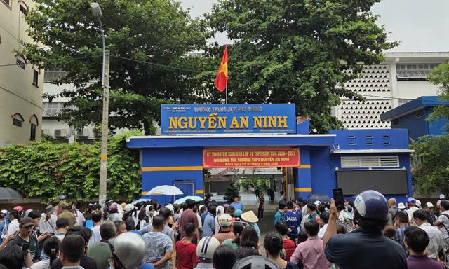 Thí sinh TP. HCM rời phòng thi với nụ cười nhẹ nhõm: Đề vừa sức, điểm chuẩn có thể nhích lên
