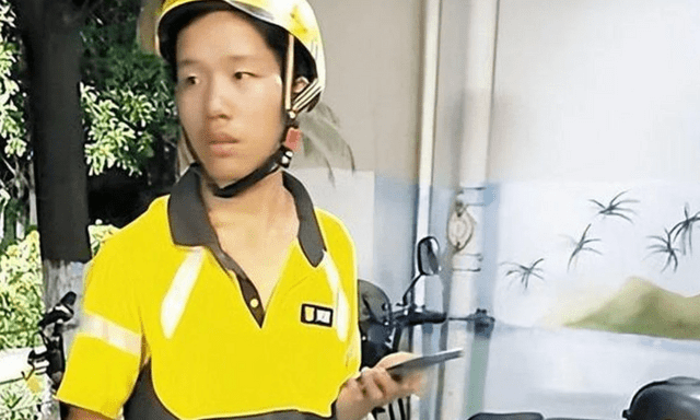Chàng trai 19 tuổi làm shipper, sống ở gầm cầu để kiếm tiền đi học 