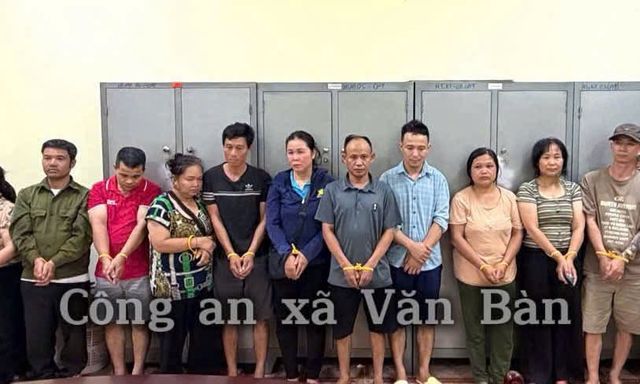 Đột kích nhà một phụ nữ SN 1986, thu giữ gần 56 triệu tiền mặt, 8 điện thoại, 1 bộ dụng cụ: Bắt quả tang 11 người