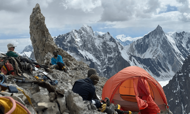 Chinh phục ngọn núi cao hơn 8.000m, đoàn 10 người gặp nạn: Đã tìm thấy 4 thi thể, huyền thoại leo núi lập kỷ lục thế giới vẫn mất tích