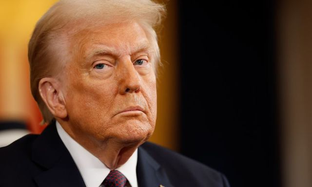 Tổng thống Donald Trump bị kiện: Chuyện gì đây?
