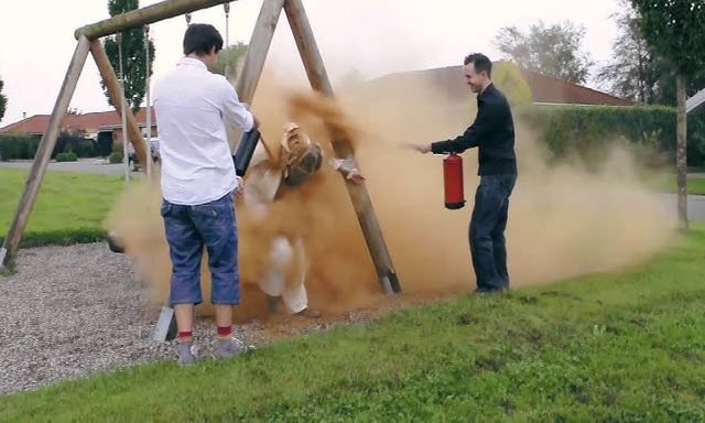 Sinh nhật khó quên ở Đan Mạch: 25 tuổi mà vẫn ‘ế’ có thể bị bạn bè trói vào cột, phủ đầy bột quế