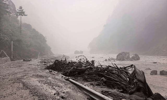 Lũ quét ‘cắt đứt’ hành lang văn hóa Nepal - Tây Tạng: Tuyến đường tới núi thiêng tê liệt, hàng trăm du khách mất liên lạc