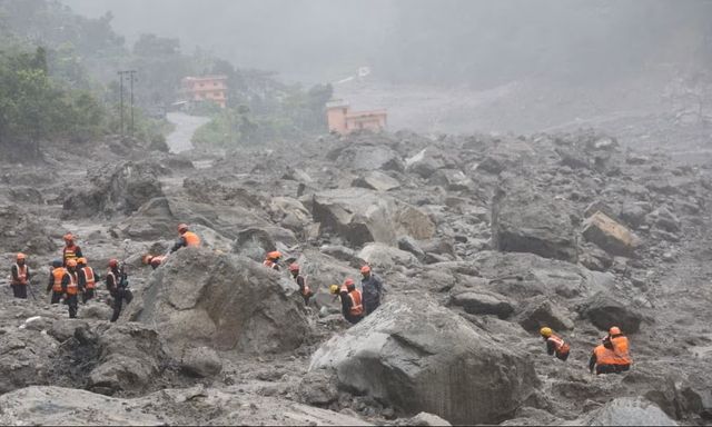 Cuộc chạy đua tìm 42 người dưới lòng núi Nepal: Hy vọng đặt vào “vùng sống sót” trong công trình ngầm 11 tầng