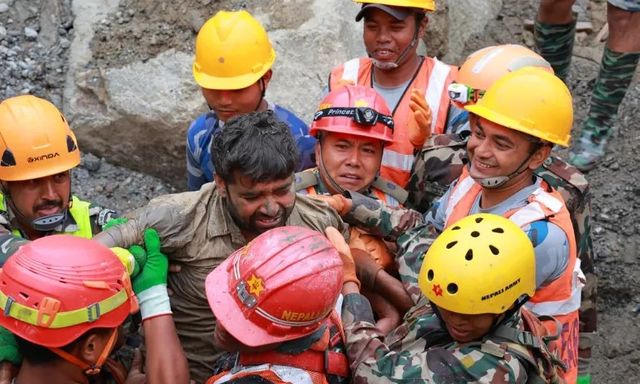 Phép màu sau 9 ngày dưới lòng núi Nepal: Đội cứu hộ nghe thấy tiếng người trong đường hầm, 2 công nhân được giải cứu thành công