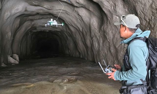 Nepal huy động “mắt thần” tìm người mất tích: Drone nhiệt quét từ trên trời, công nghệ hỗ trợ dò dưới lớp bùn đá