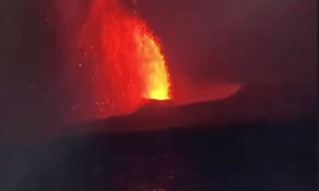 Núi lửa phun trào, 170.000 hành khách mắc kẹt tại Indonesia