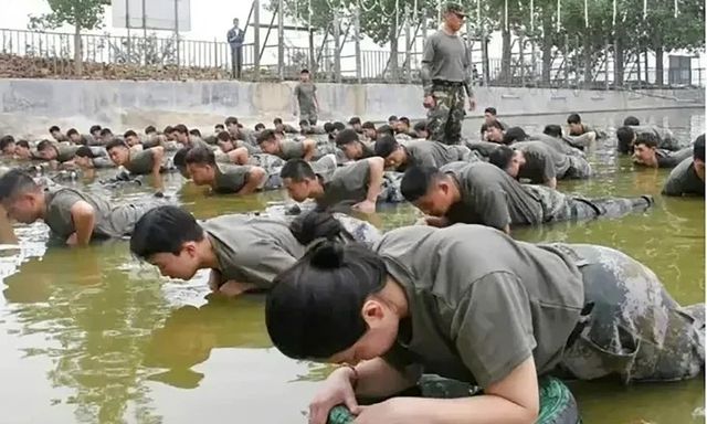 Đi làm ở chuỗi trà sữa tại Trung Quốc nhưng phải rèn luyện nghiêm như quân đội: 30 giây lấy cơm, nộp điện thoại cả ngày
