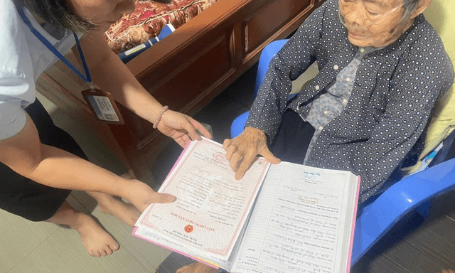 Đến tận nhà hỗ trợ cụ ông 92 tuổi đăng ký kết hôn