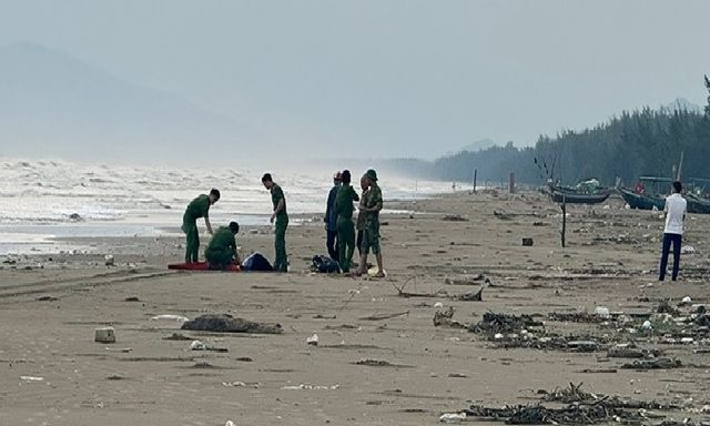 Hà Tĩnh: Phát hiện thi thể 2 nam sinh trôi dạt vào bờ biển