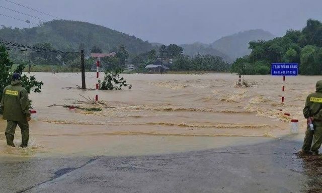 Mưa lũ chia cắt nhiều xã miền núi Thanh Hóa, người dân mắc kẹt không thể về nhà