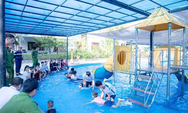 Hà Tĩnh: Công an xã dạy bơi miễn phí cho trẻ em