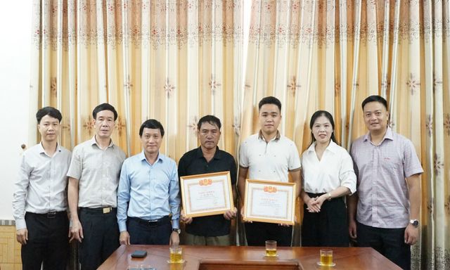 Hà Tĩnh: Tuyên dương công dân dũng cảm cứu người trong lũ