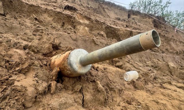 Phát hiện quả bom lớn chưa nổ bên bờ sông Lam, cách cầu Đô Lương hơn 200m