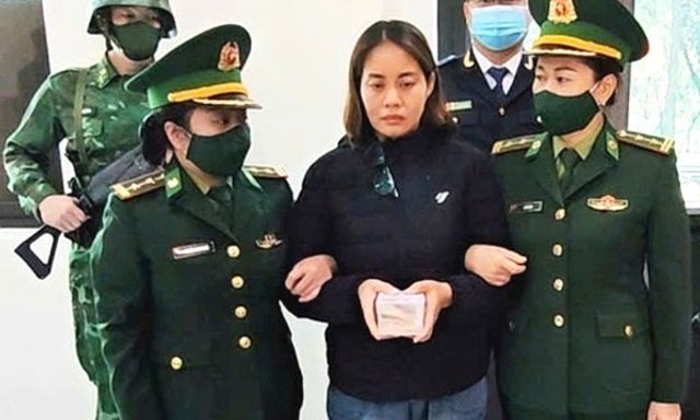 Một phụ nữ bị bắt vì 'ôm' vàng từ Lào về Việt Nam