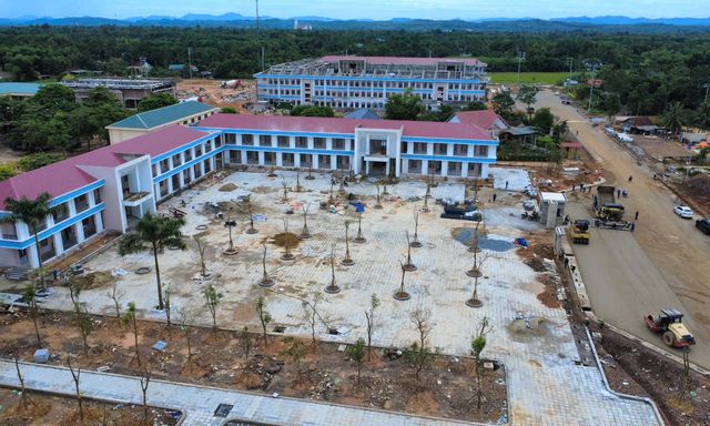 'Xuyên đêm' thi công kịp tiến độ trên công trường xây trường nội trú liên cấp ở Hà Tĩnh
