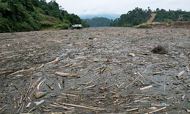 Nghệ An: Rác bủa vây đập phụ hồ thủy điện Hủa Na