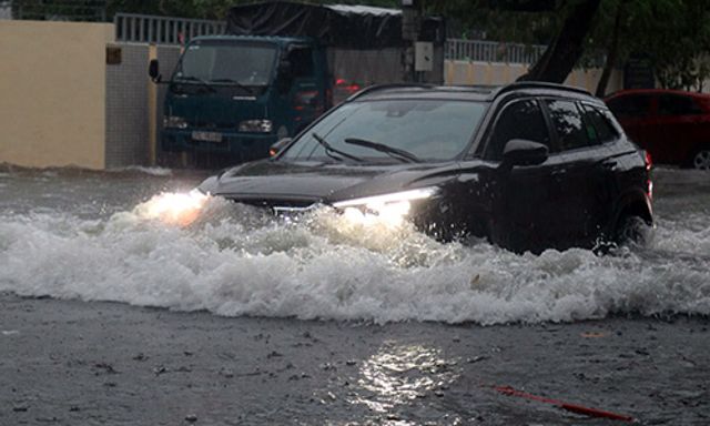 Nghệ An: Ngập nhiều tuyến đường ở TP Vinh, một số trường cho học sinh nghỉ học