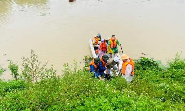 Nước sông Mã dâng cao, hàng nghìn hộ dân TP Thanh Hóa phải sơ tán khẩn cấp