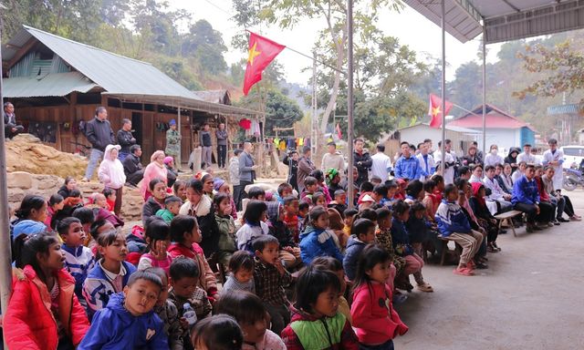 Bệnh viện Y học cổ truyền Nghệ An mang “Mùa đông ấm” về với người dân huyện Tương Dương