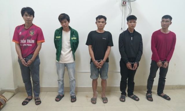  Bắt nhóm 'con nghiện' có nhiều tiền án chuyên cướp tài sản người đi đường