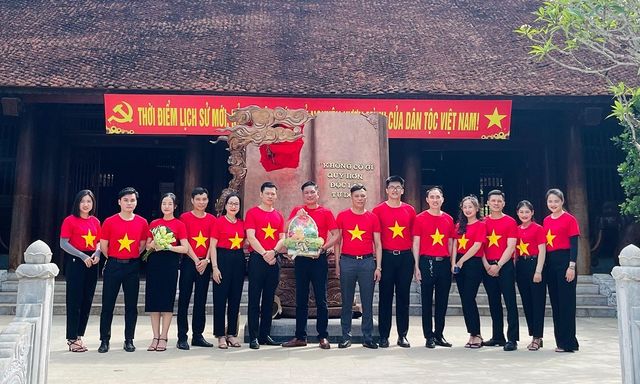Hyundai Vinh dâng hoa, dâng hương tưởng niệm Chủ tịch Hồ Chí Minh