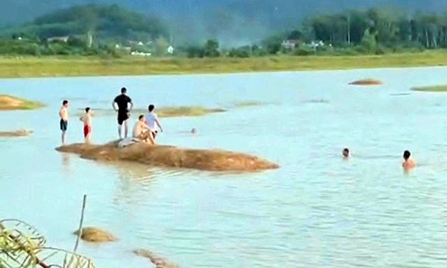 Nghệ An: Nhóm học sinh rủ nhau ra bờ đập chơi, 2 em đuối nước thương tâm