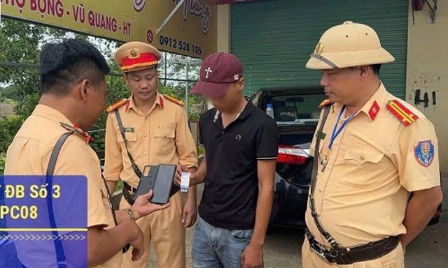 Dừng kiểm tra phương tiện, phát hiện thanh niên dương tính với chất ma túy 