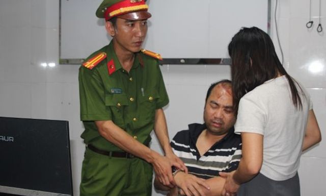 Nghệ An: Tạm giữ hình sự lái xe ô tô tông 2 xe máy rồi lao xuống sông