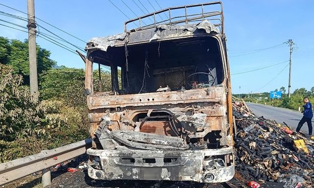  Xe tải chở bánh kẹo bốc cháy trên quốc lộ