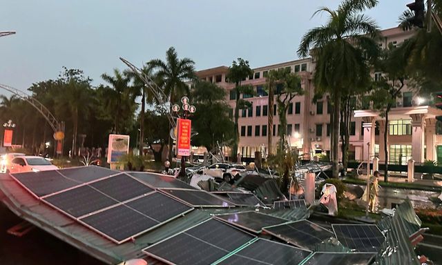 Thanh Hóa: Ô tô, xe máy la liệt trên phố sau cơn giông lốc mạnh