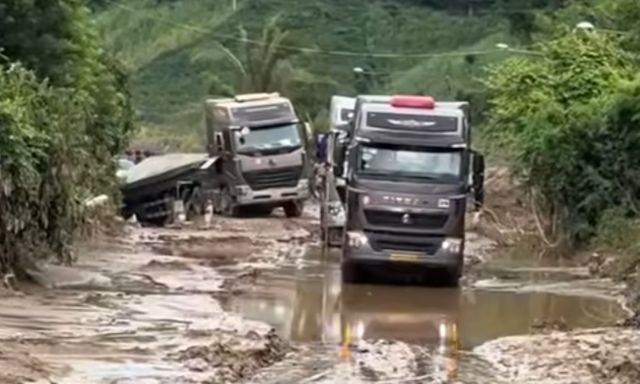 Nghệ An: Ưu tiên cứu trợ, xe chở quặng tạm thời dừng chạy trên Quốc lộ 7