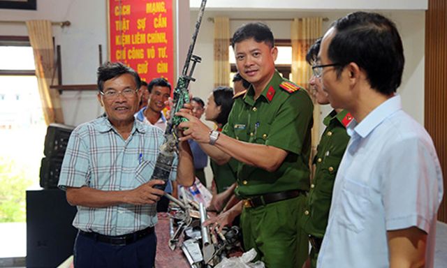 Nghệ An: Xã Thần Lĩnh vận động giao nộp vũ khí, vật liệu nổ được tặng quà