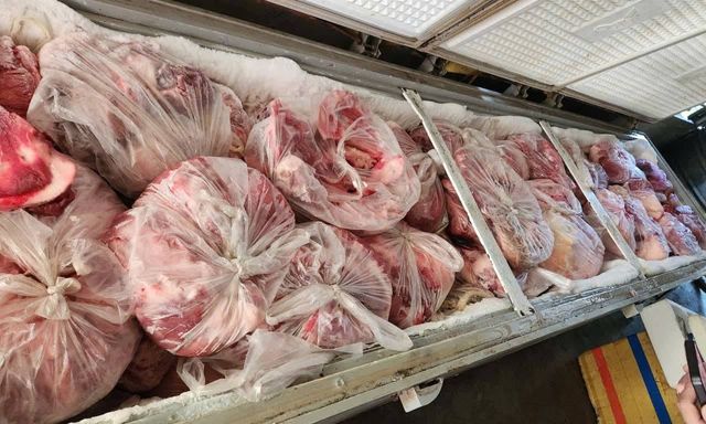 Phát hiện gần 1 tấn thịt lợn nhiễm bệnh, giấu trong 7 tủ đông của hộ dân