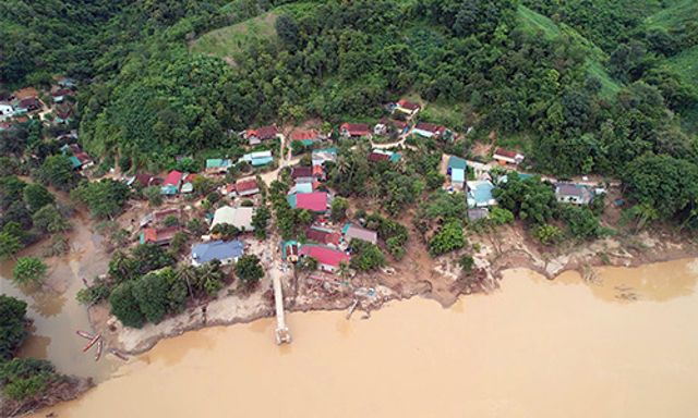 Hàng ngàn người dân ở Nghệ An vẫn đang bị cô lập sau lũ lụt