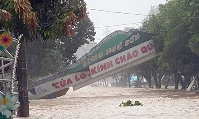 Bão số 5 đổ bộ Nghệ An: Gió rít từng cơn, cây xanh, cột điện ngã đổ, ngập cục bộ