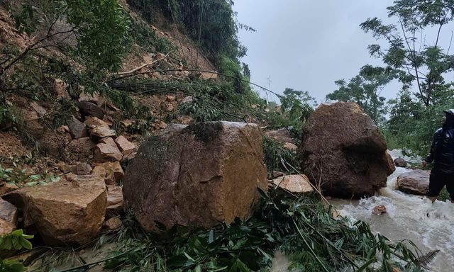 Hàng tấn đất đá sạt lở do mưa lũ tại miền núi Thanh Hóa