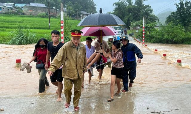 Công an xã vùng biên ở Thanh Hóa đưa sản phụ vượt lũ đến bệnh viện an toàn