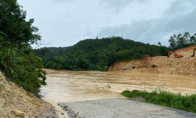 Thanh Hóa: Nhiều tuyến giao thông tê liệt do ngập lụt và sạt lở