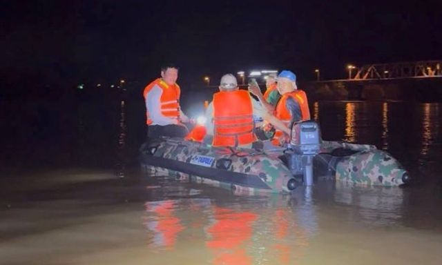 Nghệ An: Nghi vấn cha ôm hai con nhỏ nhảy cầu Bến Thủy giữa đêm