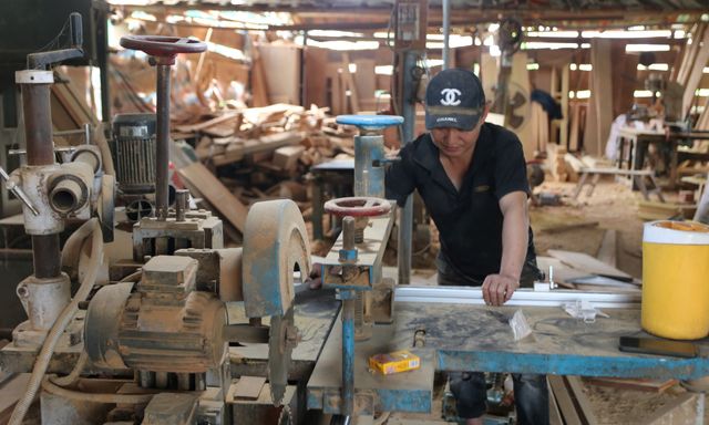 Làng nghề 'chạm khắc, đục đẽo' ở Nghệ An tấp nập vào Tết