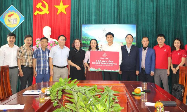 Nafoods trao tặng 12 bộ máy tính cho hai trường học Hà Tĩnh - 