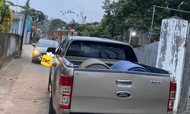 Tài xế ô tô bán tải đỗ chắn đường, thách thức người dân ở Nghệ An