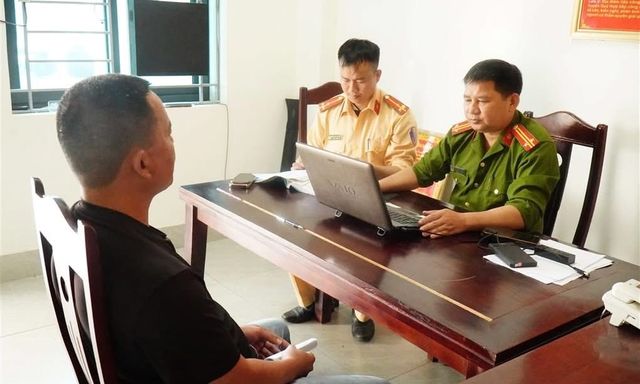  Phạt 5 triệu đồng tài xế đỗ xe bán tải chắn đường