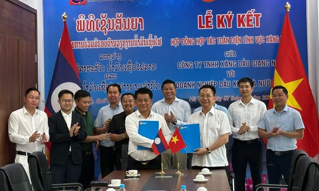 Giang Nam Petrol ký kết cung cấp dịch vụ xăng dầu với doanh nghiệp nhà nước Lào