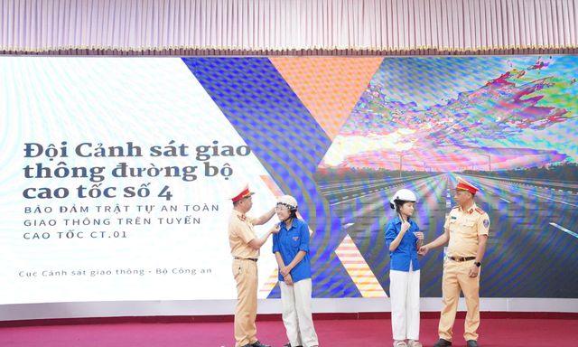 Đội Cảnh sát giao thông đường bộ cao tốc số 4 tuyên truyền an toàn giao thông tại Nghệ An