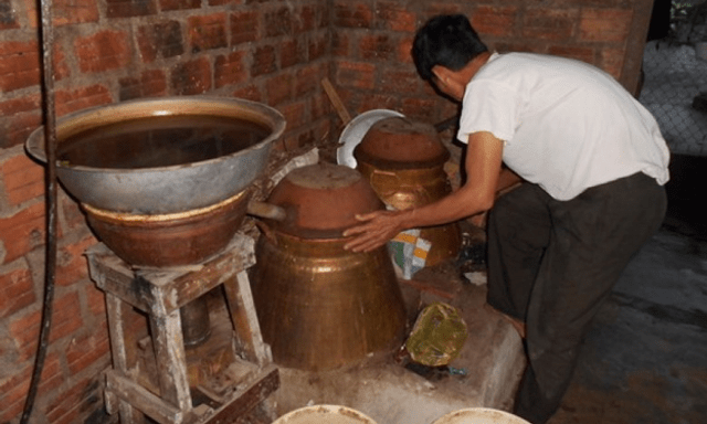 Giữ gìn nghề nấu rượu truyền thống trong bối cảnh đổi mới công nghệ sản xuất