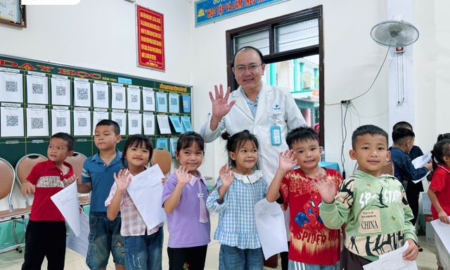 11 năm đồng hành cùng sức khỏe cộng đồng, Bệnh viện Hoàn Mỹ Vinh mang “vầng trăng yêu thương” đến với người dân vùng biên Môn Sơn
